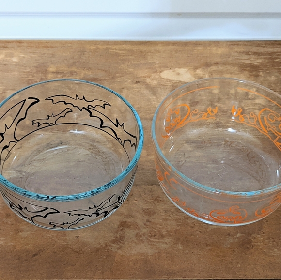 Pyrex Halloween Bowls Discontinued 1 qt. Bats Pumpkins Set of 2 Candy Dishes - Picture 6 of 6